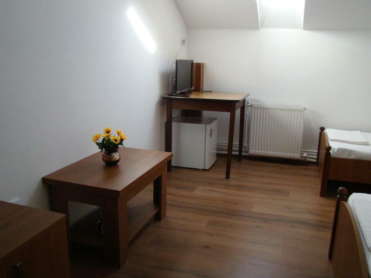 Casa Hora Hotel Suceava Buitenkant foto